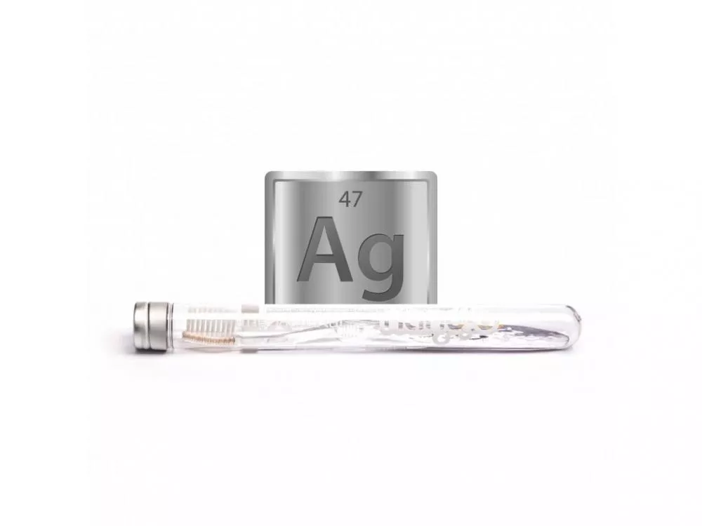 Nano-b  Cepillo de dientes con plata translúcida - mediano