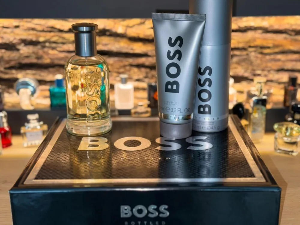 Boss Bottled set de regalo para hombres eau de toilette 100 ml + gel de ducha 100 ml + desodorante en spray 150 ml 100 ml + sprchový gel 100 ml + deosprej 150 ml