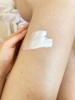 laSaponaria Crema corporal con caléndula BIO y prebióticos para piel sensible (200 ml) - nutre, calma e hidrata