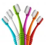 Preserve Cepillo de dientes (ultrasuave) - morado - hecho con vasos de yogur reciclados