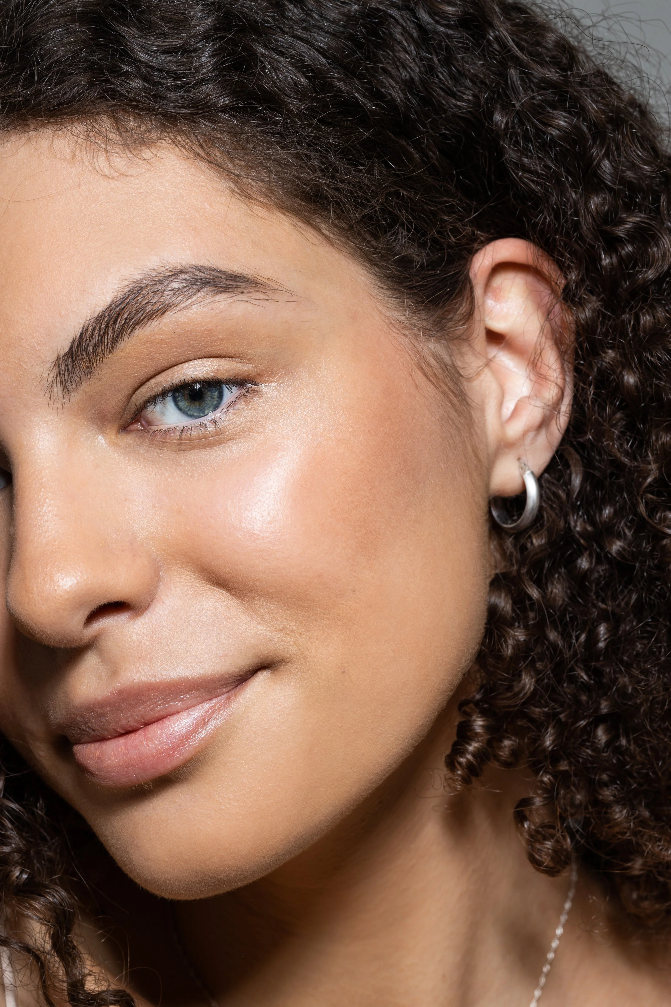Uoga Uoga Base de maquillaje mineral en polvo con ámbar (10 g) 632 Bubbles - ligera, natural, SPF 15