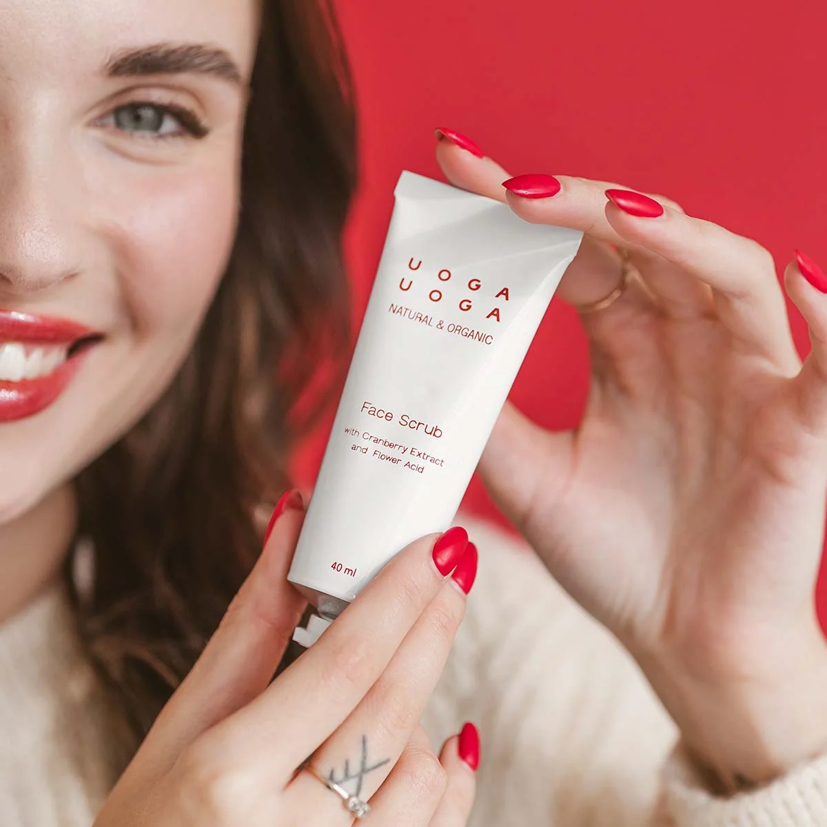 Uoga Uoga Exfoliante facial regenerador con arándanos rojos (40 ml) - para una piel más lisa y luminosa