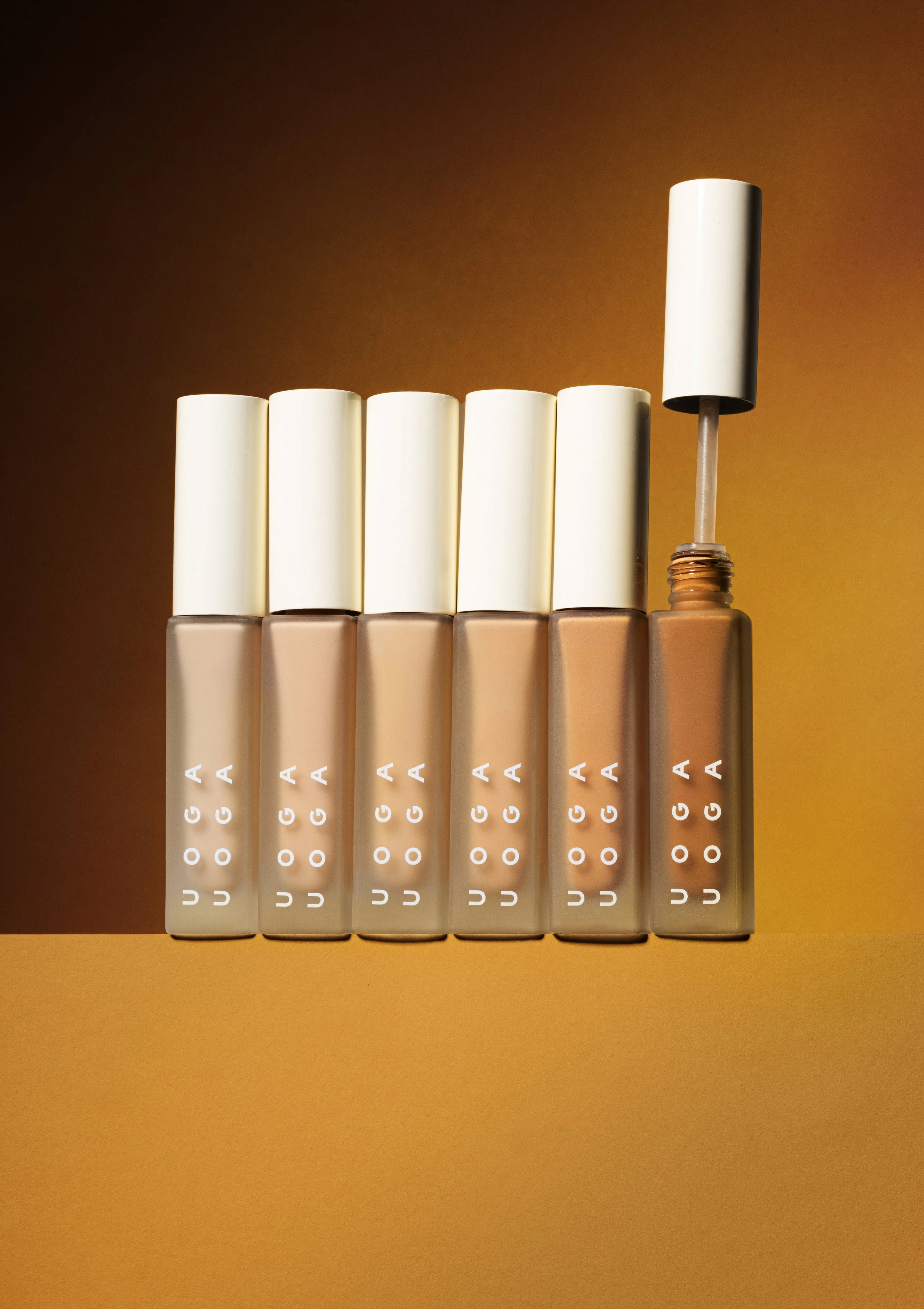 Uoga Uoga Corrector líquido (5 ml) Invisible Hero No. 5 - 675 Gold Tan - héroe invisible para las imperfecciones de la piel