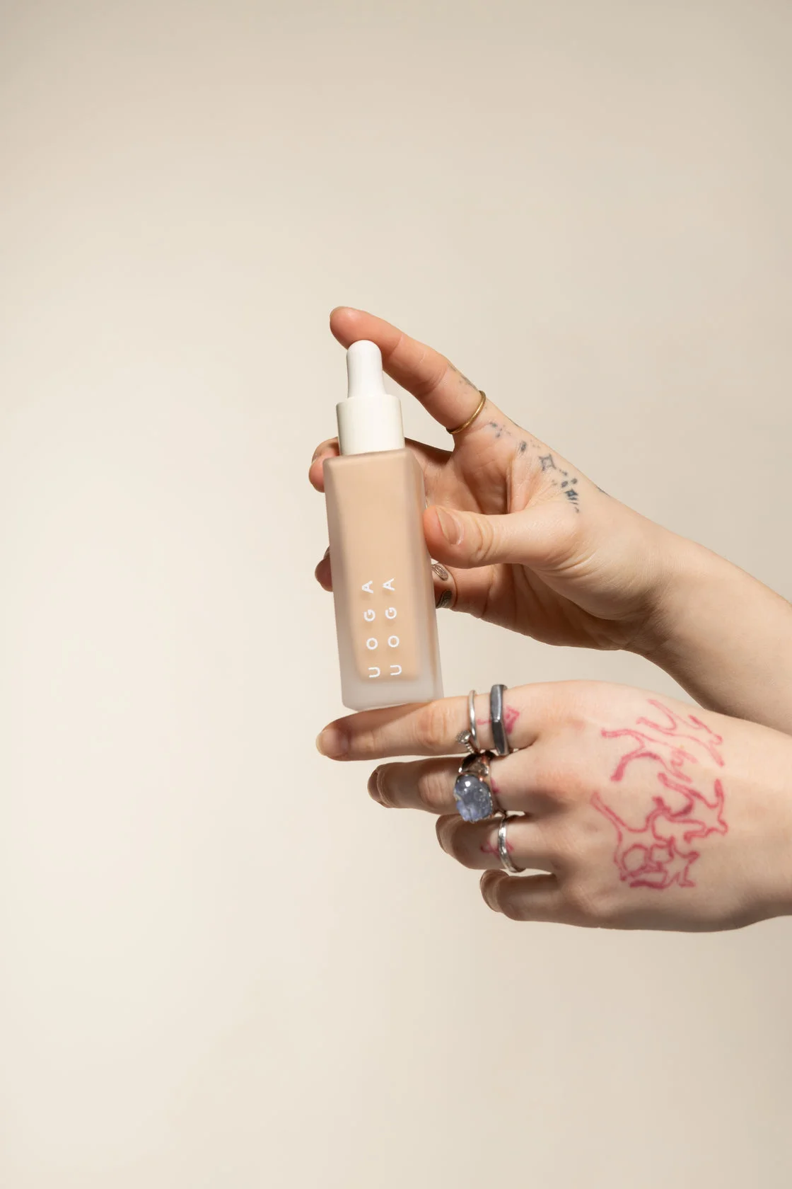 Uoga Uoga Maquillaje mineral líquido y sérum SPF 20 BIO (30 ml) 690 Endless Horizon - hidrata y protege la piel