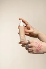 Uoga Uoga Maquillaje mineral líquido y sérum SPF 20 BIO (30 ml) 690 Endless Horizon - hidrata y protege la piel