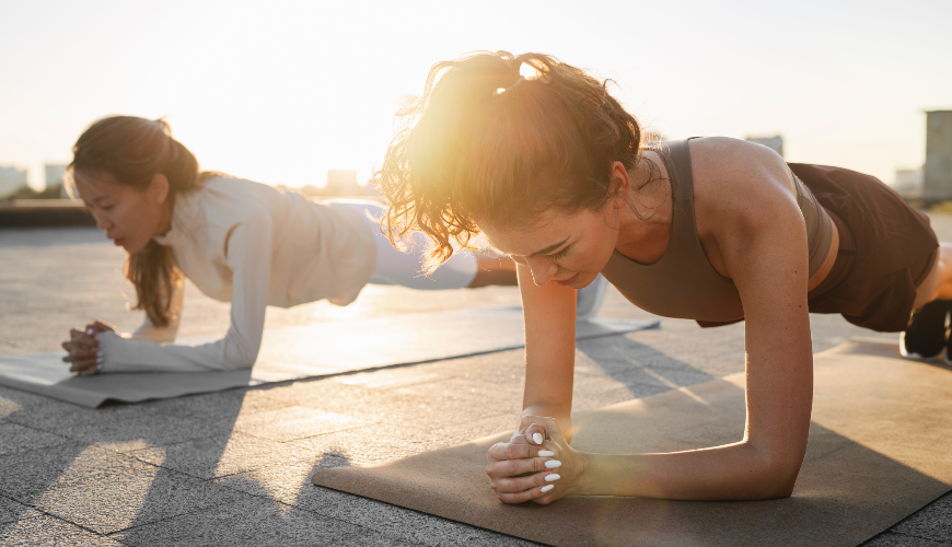 El plank es un ejercicio sencillo que fortalece el core cuando se realiza correctamente.