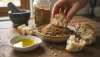 Dukkah es una crujiente mezcla egipcia para mojar pan en aceite