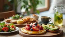 Preparar un brunch en casa es fácil cuando combinas lo dulce, lo salado y algo caliente que satisfag