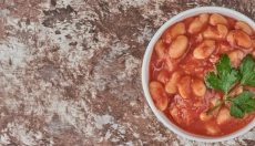 Descubra la magia de los frijoles en una sencilla salsa de tomate