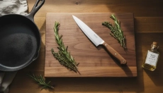 Cómo cuidar correctamente una tabla de cortar de madera, los cuchillos y las sartenes