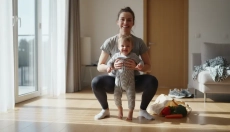 Levantar niños y bolsas de forma segura protege tu espalda