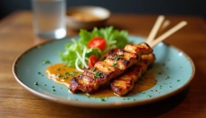 Satay de pollo como un plato popular en los restaurantes checos