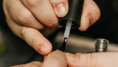 ¿Qué significan las estrías verticales en tus uñas?