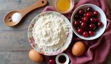 Un bizcocho esponjoso en taza con frutas que huele a verano