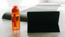 Botellas de agua modernas como un accesorio esencial para la salud