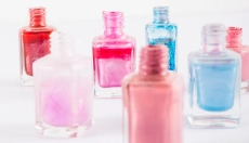 Belleza sin químicos con esmalte de uñas natural