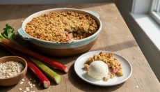 El crumble de ruibarbo con streusel de avena nunca decepciona