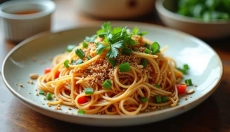Fideos de arroz con verduras como una opción popular para una cocina saludable