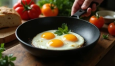 Los huevos escalfados son adecuados cuando necesitas complementar proteínas sin cocinar de manera in