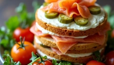 Un pastel salado de cumpleaños puede ser decorativo y delicioso.