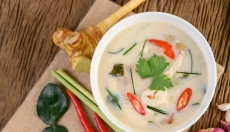 Receta de Tom Kha Gai, que te calentará y te encantará con su sabor