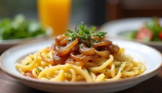 Experimenta la atmósfera alpina con deliciosos Käsespätzle en tu plato.