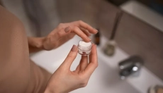 La pomada vitamínica protege la piel de los efectos del entorno.